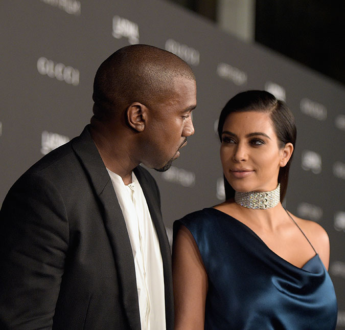 Fonte próxima a Kim Kardashian e Kanye West nega boatos de que o casal estaria morando em casas separadas