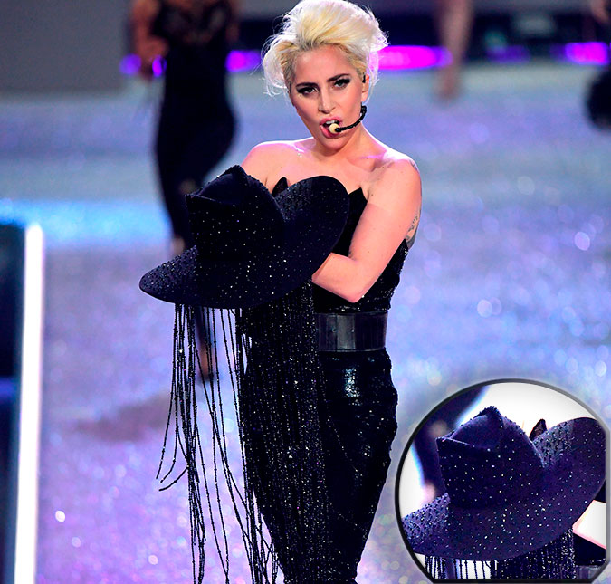 Lady Gaga usou um chapéu de três milhões de reais no show do <i>Victoria’s Secret Fashion Show</i>