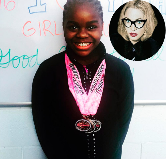 Madonna exibe orgulhosa a filha, Mercy, que ganhou quatro medalhas em uma competição de ginástica