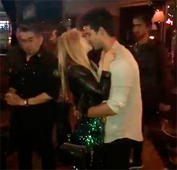 Taylor Lautner é flagrado aos beijos com Billie Lourd, estrela de <i>Scream Queens</i>, vem ver!