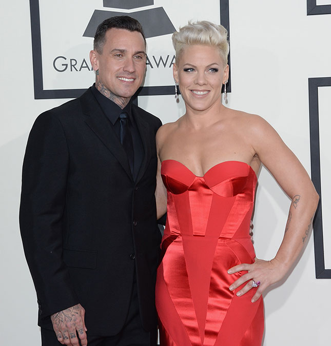 Pink ironiza na <i>web</i> os rumores de sua separação com Carey Hart, entenda!