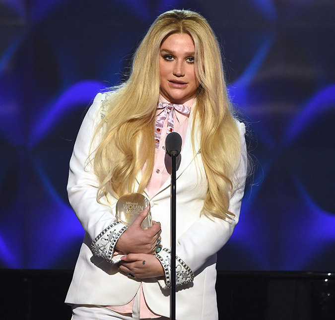 Kesha recebe prêmio e faz discurso emocionante: <i>- Este é um grande lembrete de que eu não posso desistir</i>