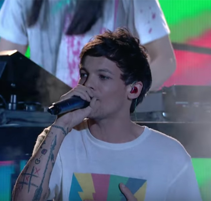 Três dias após a morte da mãe, Louis Tomlinson se apresenta ao vivo e recebe homenagem de Simon Cowell, assista!