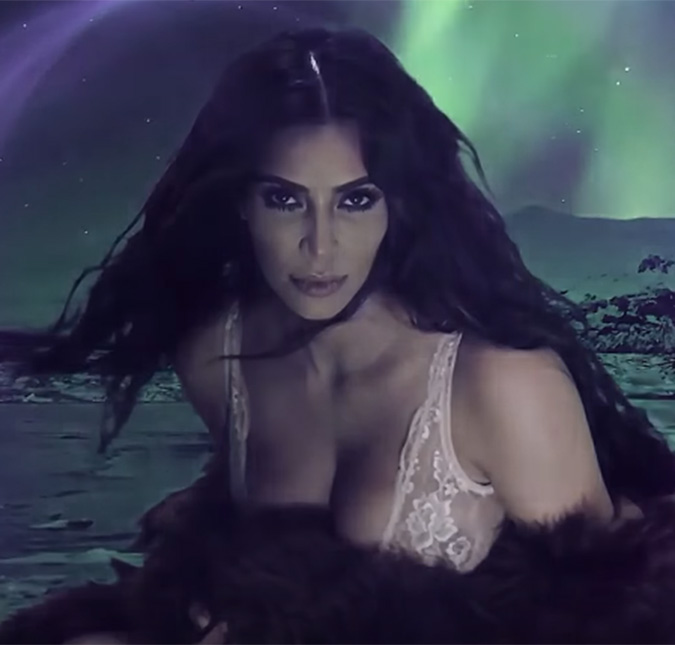 Dois meses após assalto em Paris, Kim Kardashian ressurge de <i>lingerie</i> em vídeo <i>sexy</i> de Natal, assista!
