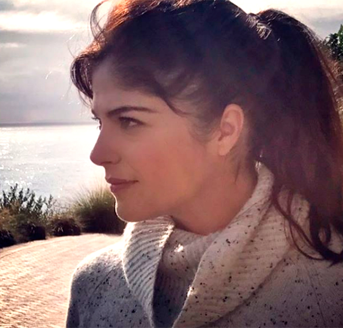 Selma Blair diz estar completamente recuperada após incidente em avião, saiba tudo!