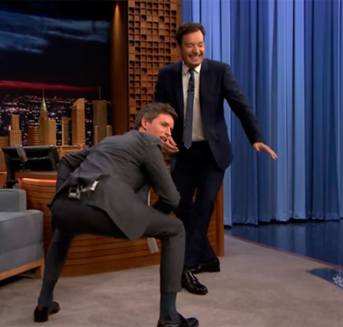 Eddie fez uma participação icônica no programa de Jimmy Fallon. Quem já assistiu Animais Fantásticos sabe que ele faz uma dança bem divertida no longa, foi então que ele decidiu ensinar os passos de sedução para o apresentador do programa. Incrível, não é mesmo? Eddie fez uma participação icônica no programa de Jimmy Fallon. Quem já assistiu Animais Fantásticos sabe que ele faz uma dança bem divertida no longa, foi então que ele decidiu ensinar os passos de sedução para o apresentador do programa. Incrível, não é mesmo?
