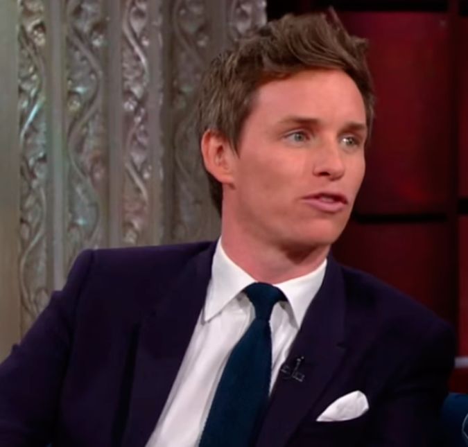 Eddie é tão fofo que até seu patrono é muito amor envolvido. Sim, podemos não saber o patrono do Newt, mas o Eddie fez o teste e descobriu que o dele é nada mais, nada menos, que um basset hound, ou seja, um cachorrinho todo pequeno, com as orelhas bem grandes. O astro até contou que fez o teste novamente, pensando que poderia tirar algo mais radical e deu novamente o bichinho. Não tem jeito Eddie, a fofura está dentro de você! Eddie é tão fofo que até seu patrono é muito amor envolvido. Sim, podemos não saber o patrono do Newt, mas o Eddie fez o teste e descobriu que o dele é nada mais, nada menos, que um basset hound, ou seja, um cachorrinho todo pequeno, com as orelhas bem grandes. O astro até contou que fez o teste novamente, pensando que poderia tirar algo mais radical e deu novamente o bichinho. Não tem jeito Eddie, a fofura está dentro de você!