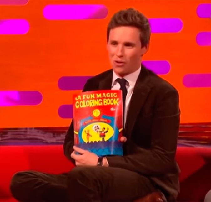 E se você acha que apenas o Newt que arrasa na mágica, está bem enganado. Eddie também já provou que também é um bruxo e tanto. Quem se lembra quando ele tirou a varinha e transformou um livrinho de colorir em um cheio de páginas brancas? E se você acha que apenas o Newt que arrasa na mágica, está bem enganado. Eddie também já provou que também é um bruxo e tanto. Quem se lembra quando ele tirou a varinha e transformou um livrinho de colorir em um cheio de páginas brancas?