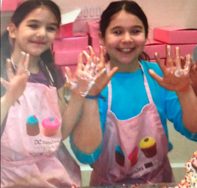 Veja que gracinha a filha cozinhando! Dificilmente a atriz divulga fotos da filha em suas redes sociais, mas essa veio até com uma legenda especial: Lindas e fortes meninas que irão se tornar lindas e fortes mulheres! Vamos continuar a luta para fazer um mundo melhor para nossos filhos! Veja que gracinha a filha cozinhando! Dificilmente a atriz divulga fotos da filha em suas redes sociais, mas essa veio até com uma legenda especial: Lindas e fortes meninas que irão se tornar lindas e fortes mulheres! Vamos continuar a luta para fazer um mundo melhor para nossos filhos!