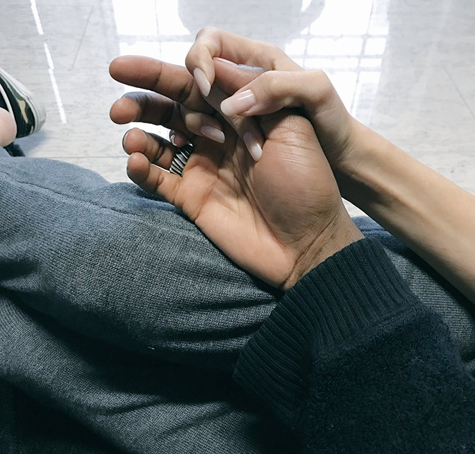 Selena Gomez aparece de mãos dadas com fotógrafo, veja!