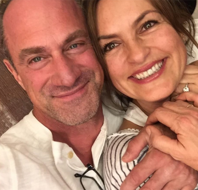 Christopher Meloni e Mariska Hargitay, de <i>Law & Order</i>, tiram foto fofa para celebrar o Natal!