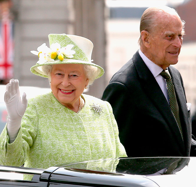 Rainha Elizabeth II e Príncipe Philip cancelam tradicional viagem de Natal por causa de resfriado forte