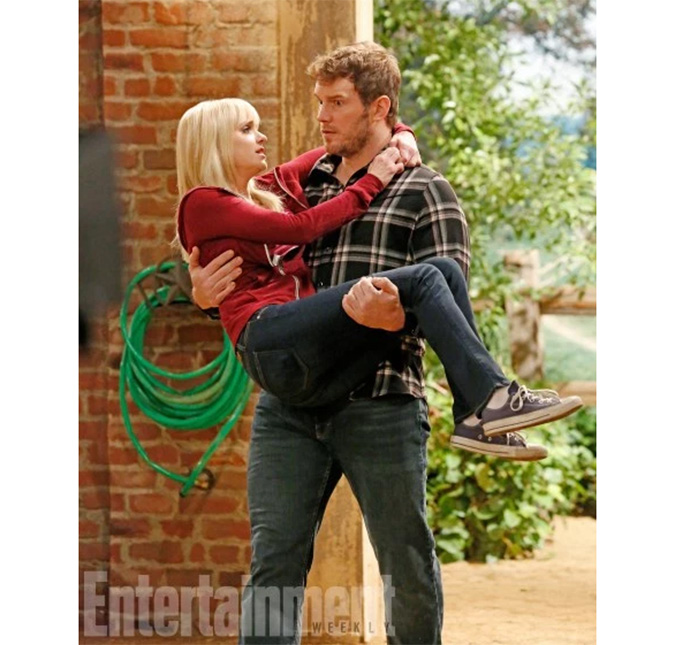 Veja a primeira foto de Anna Faris e Chris Pratt juntos em <i>Mom</i>!