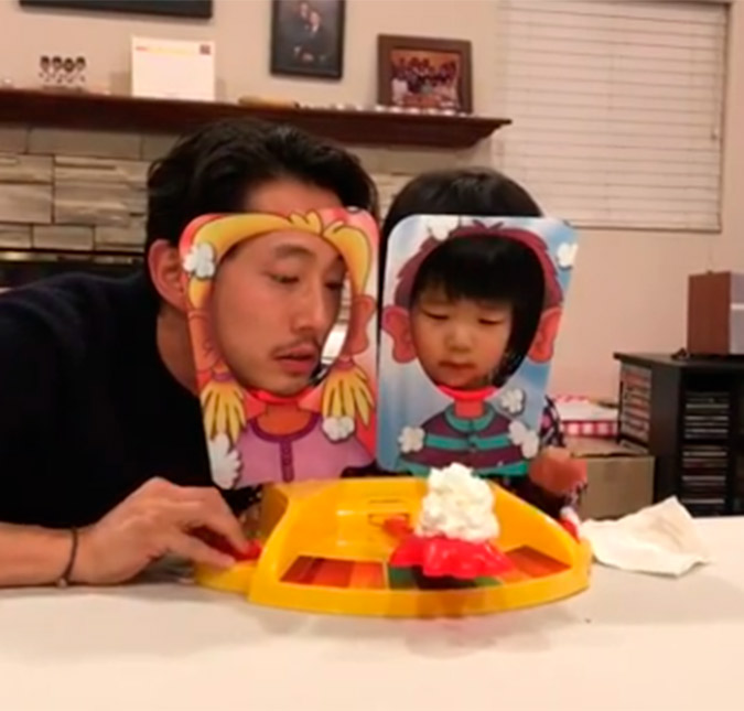Steven Yeun, o Glenn de <I>The Walking Dead</I>, leva tortada na cara em seu aniversário, veja!
