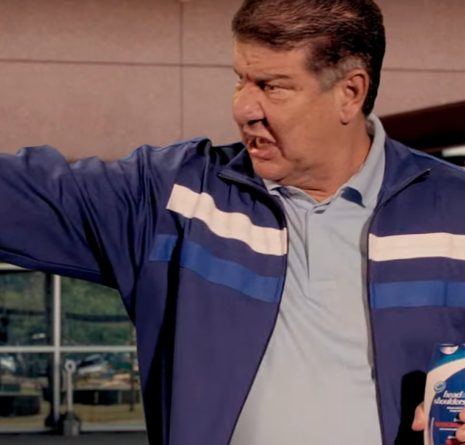 Técnico de futebol, Joel Santana virou meme em 2009 durante a Copa das Confederações. Na ocasião, o esportista nascido em 25 de dezembro de 1948 treinava a seleção da África do Sul, e falou um inglês desastroso em uma entrevista pós-jogo. A piada foi levada com bom-humor por Joel, que depois até estrelou alguns comerciais fazendo graça com a situação. Mas ele não é o único que já assumiu não entender a língua inglesa. Confira, a seguir, mais famosos que já admitiram não dominar o inglês. Técnico de futebol, Joel Santana virou meme em 2009 durante a Copa das Confederações. Na ocasião, o esportista nascido em 25 de dezembro de 1948 treinava a seleção da África do Sul, e falou um inglês desastroso em uma entrevista pós-jogo. A piada foi levada com bom-humor por Joel, que depois até estrelou alguns comerciais fazendo graça com a situação. Mas ele não é o único que já assumiu não entender a língua inglesa. Confira, a seguir, mais famosos que já admitiram não dominar o inglês.