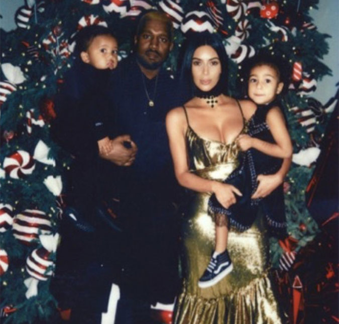 Kanye West publica foto ao lado de Kim Kardashian e os filhos no Natal, veja!