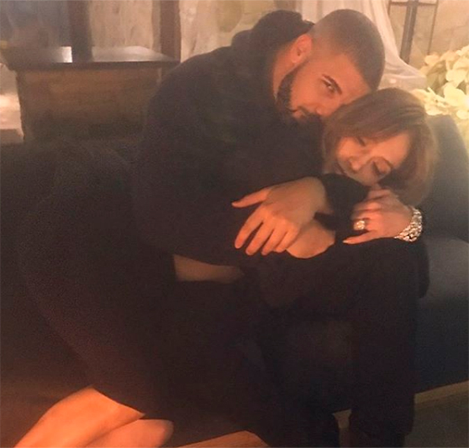 Novo romance? Jennifer Lopez e Drake posam coladinhos e de roupão!