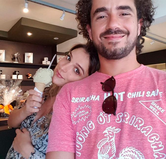 Quando você pensa que este casal não pode ficar mais fofo, eles vão lá e nos surpreendem novamente! Felipe Andreoli publicou a foto que você vê acima nas redes sociais, ao lado de Rafa Brites, feliz com um sorvete na mão. Na legenda, ele explica, romântico: Na mesma sorveteria onde nos conhecemos há quase sete anos. Agora o Rocco está provando esse sorvete de pistache. Quanta fofura!