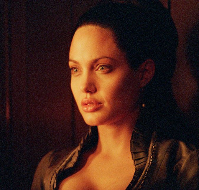 Angelina sempre foi uma mulher que gostava de desafios. E em uma biografia não autorizada da estrela, tem uma história que afirma que, aos 16 anos de idade, ela fez sexo com o namorado da mãe.
