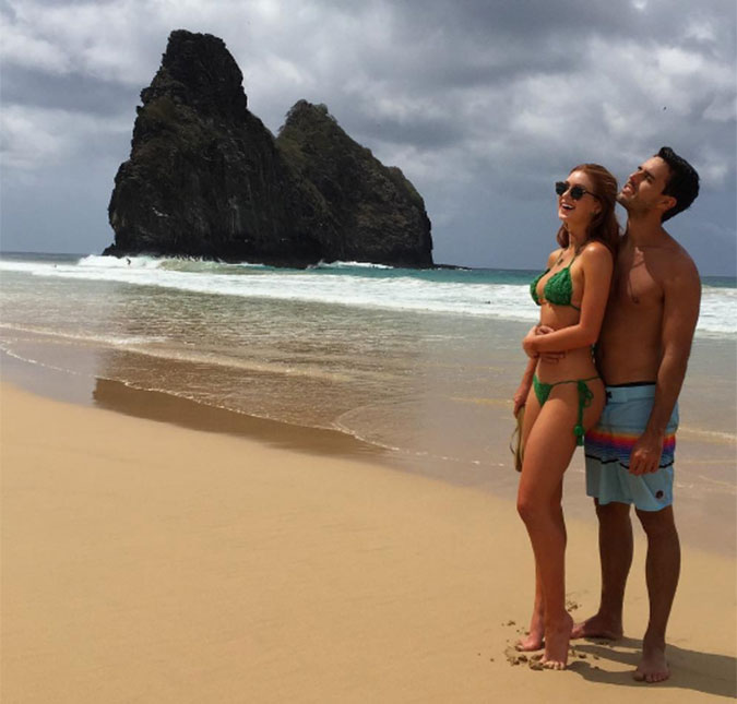 Marina Ruy Barbosa posa com o noivo na praia e brinca: <i>Tá ruim a vida</i>