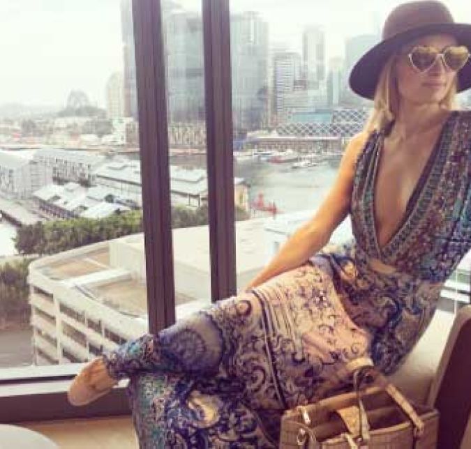 Até mesmo Paris Hilton já foi vítima de uma tentativa de invasão. A loira acordou em uma manhã de 2010 e viu um homem segurando duas facas e tentando entrar em sua casa. Então, ela escreveu em seu Twitter: Os policiais estão aqui prendendo o homem. A casa de Paris já tinha sido alvo de roubo outras vezes e em uma delas cerca de dois milhões de reais em joias foram levados.