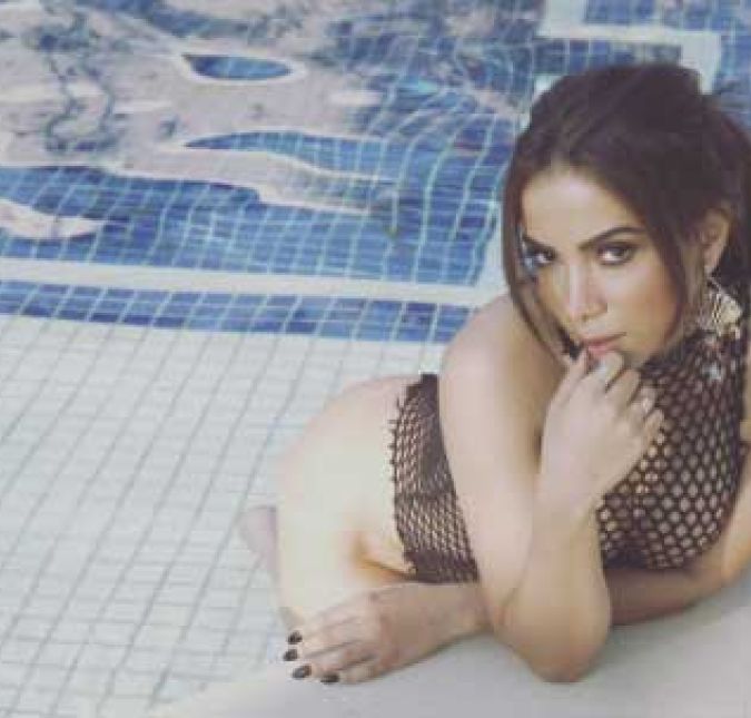 Nem mesmo Anitta ficou imune. Um homem invadiu o condomínio da cantora que fica na Barra da Tijuca, no Rio de Janeiro. Usando um carro de luxo, ele entrou no lugar e, ao tocar campainha, foi recebido pela mãe da morena, que chamou os seguranças para retirá-lo de lá.
