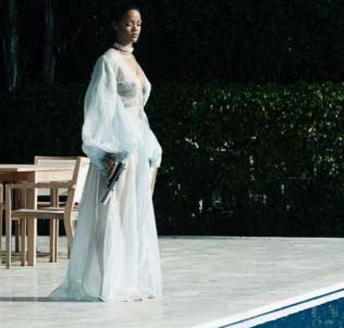 Rihanna também já foi alvo de um roubo. Mas o sistema de alarmes de sua casa de sete milhões de dólares, aproximadamente 23 milhões de reais, é muito eficiente. Quando os assaltantes estavam invadindo a casa, ele tocou e assustou os bandidos, que conseguiram levar poucas coisas.