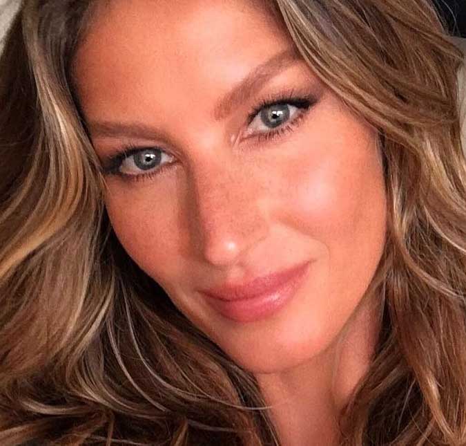 Gisele Bündchen posta vídeo cantando e tocando violão na praia, assista!