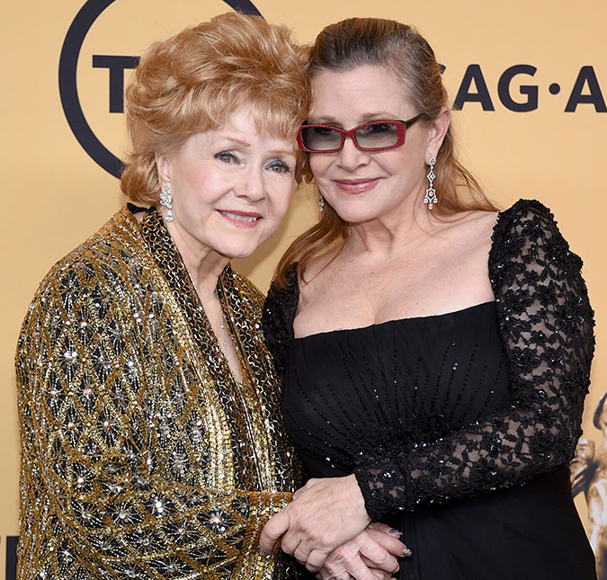 Carrie Fisher é cremada enquanto Debbie Reynolds será enterrada