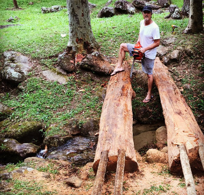 Marcello Novaes se machuca ao construir ponte