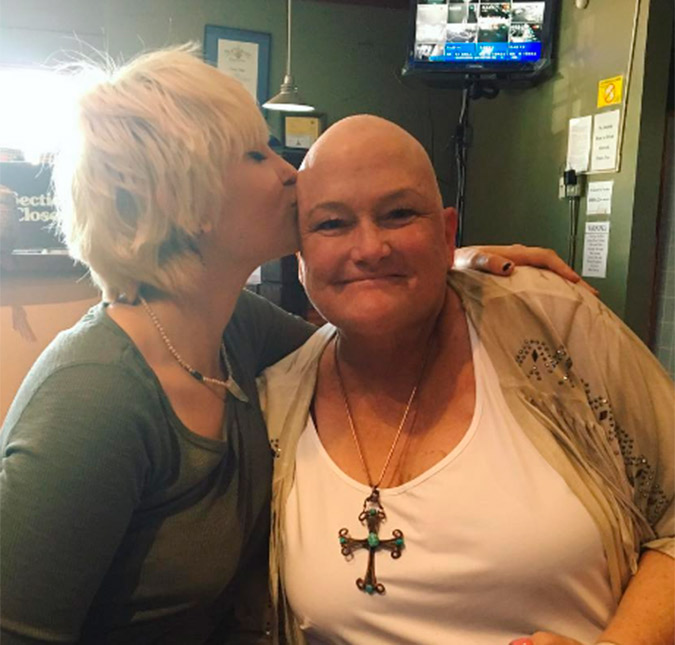 Paris Jackson elogia a mãe, Debbie Rowe, que passou por quimioterapia
