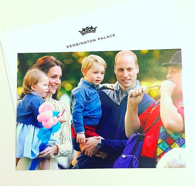 Princesa Charlotte e príncipe George estampam cartão de Natal