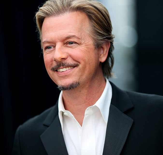 Ator David Spade é hospitalizado após acidente de carro