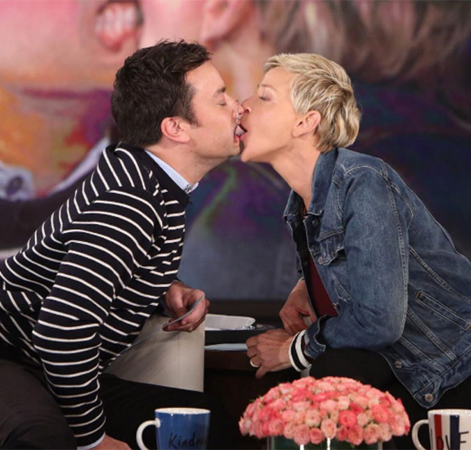 Jimmy Fallon e Ellen DeGeneres se beijam de forma engraçada, assista ao vídeo!