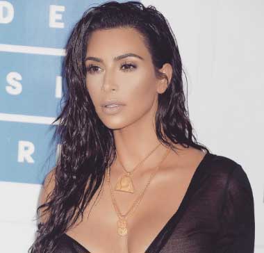 Kim Kardashian sugere que está tendo sintomas de psoríase no rosto