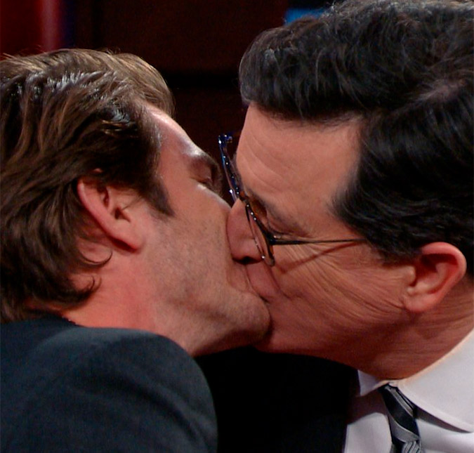 O ator deu dois beijos no apresentador no programa The Late Show with Steph...
