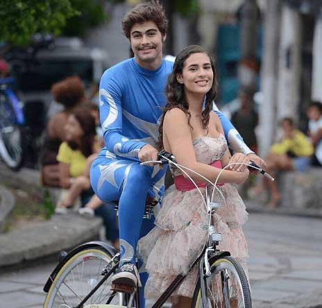 Lívian Aragão fala de beijo em Rafel Vitti no cinema: <i>Amigas sentiram inveja</i>