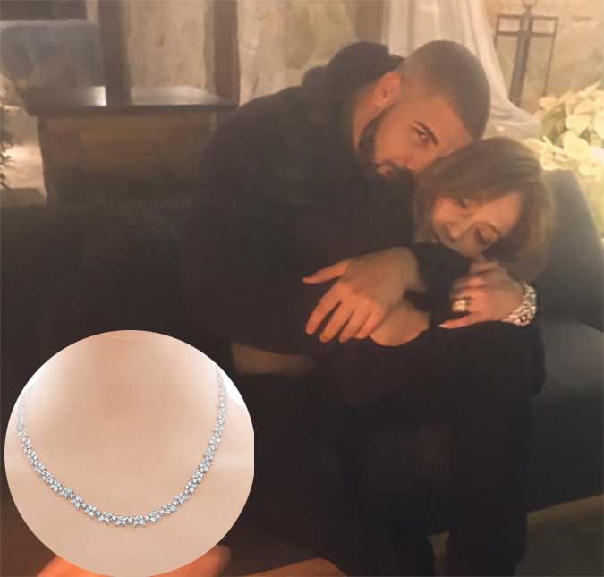 Jennifer Lopez ganha colar de 300 mil reais de Drake