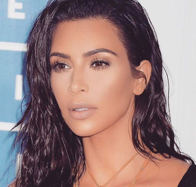 Kim Kardashian não precisará voltar à Paris para julgamento dos ladrões que a assaltaram, diz <i>site</i>
