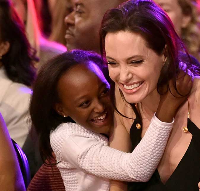 Mãe biológica quer ter contato com filha adotada por Angelina Jolie, saiba tudo!