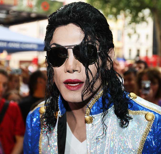 Após polêmica com ator branco, Michael Jackson será interpretado por sósia oficial em novo filme