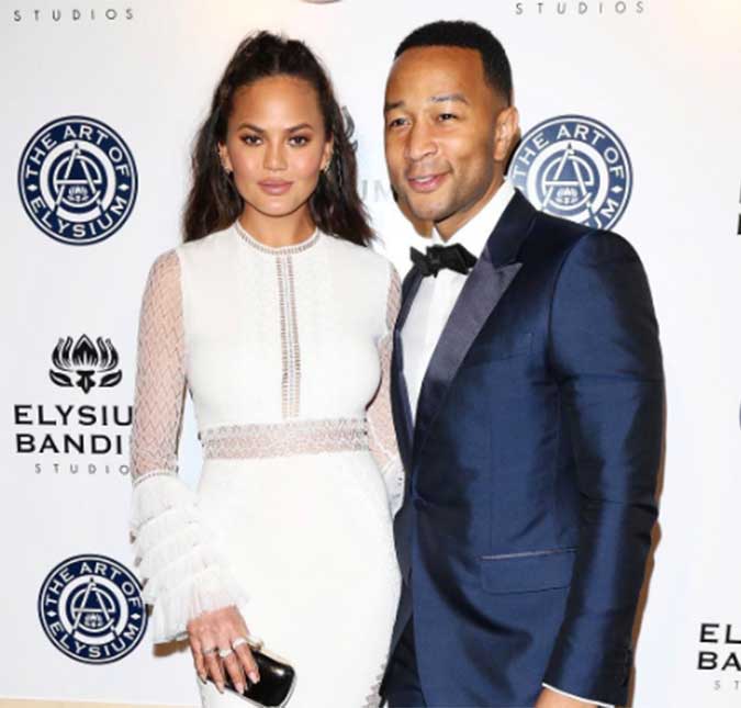 Chrissy Teigen relata que fotógrafo chamou John Legend de macaco, entenda!