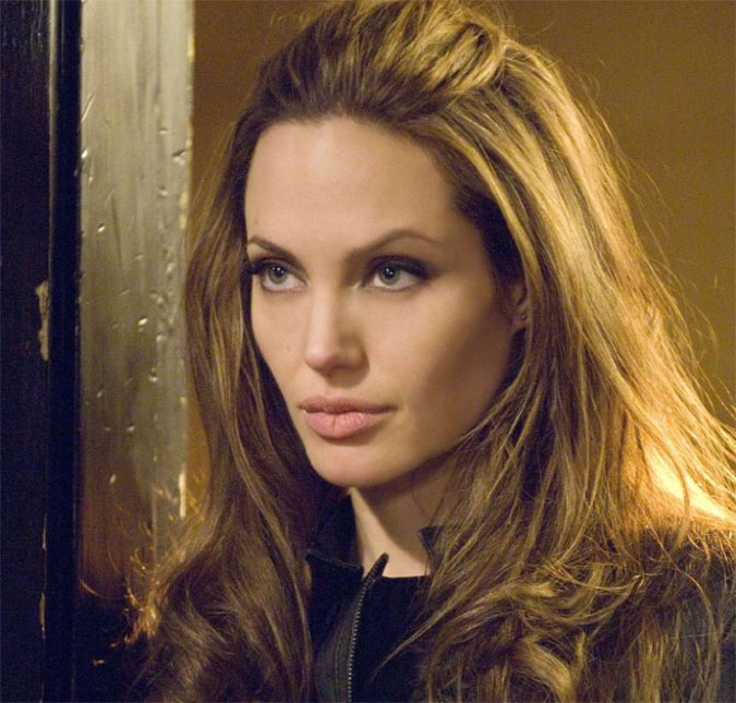 Em meio a conturbado divórcio, Angelina Jolie estrela campanha de perfume, saiba mais!