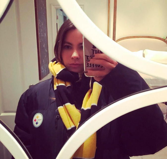 Sofia Vergara mostra que é uma esposa companheira e se veste para jogo da <i>NFL</i>