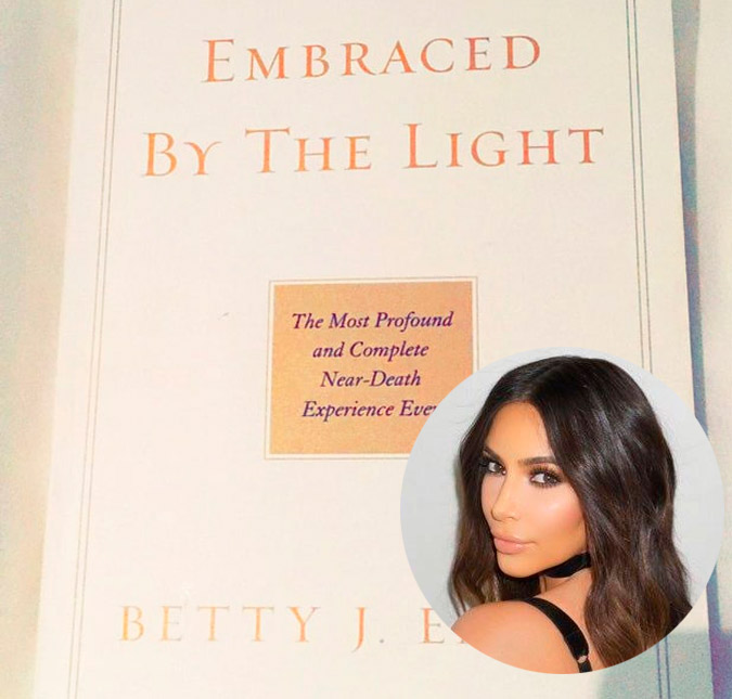 Kim Kardashian está lendo livro espiritual sobre experiência de quase morte