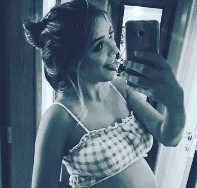 Se você pensa que ela estava ansiosa pela chegada do pequeno Rocco, está muito enganado. A apresentadora postou uma foto no Instagram contando como foram os últimos dias antes do nascimento do filhote. Tenho recebido muitos recados... Sempre envolvem muito carinho, amor e a frase: está ansiosa? O normal seria responder sim. Mas a verdade é que não estou nada ansiosa. Nunca fui uma pessoa muito agitada. Pareço, né? Porque sou pra cima, cheia de energia. Mas sou calma. Sempre fui. Não grito (já fiz até terapia por isso). Nunca gritei com ninguém nesses meus 30 anos. Sou capaz de passar duas horas no trânsito sem perceber, sem reclamar. Tenho vários outros defeitos. Mas esse não me pertence. Acho que porque eu sou grata. Grata de verdade assim... Pela vida, sabe? Pelo instante que estou. Nesse momento sou grata por o que estou sentindo. Pelo meu presente... Por essa sensação... Quase mãe. Isso nunca mais voltará. Sabe aqueles dias que antecedem uma grande viagem? Os segundos antes do primeiro beijo? O frio na barriga? Isso é efêmero. Passa num piscar e às vezes o perdemos pensando no futuro, no que virá depois e esquecemos do precioso INSTANTE PRESENTE. Eu estou me deliciando com ele. Você também ficaria tranquila desse jeito?