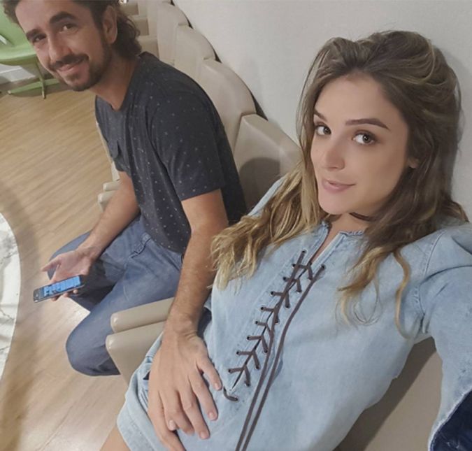 Já quando estava grávida de Rocco, Rafa Brites colecionou momentos para lá de fofos e divertidos nas redes sociais ao lado do marido, Felipe Andreoli. Certa vez, os  dois foram fazer um ultrassom para saber como estava a gestação de Rocco na reta final. Para contar o que estava fazendo aos seus seguidores, Rafa publicou uma imagem no Instagram com a seguinte legenda: Seguimos com mais ultrassom rsrsr #detocaia. Isso porque eles ainda estavam esperando para serem atendidos. Tem algo mais fofo?