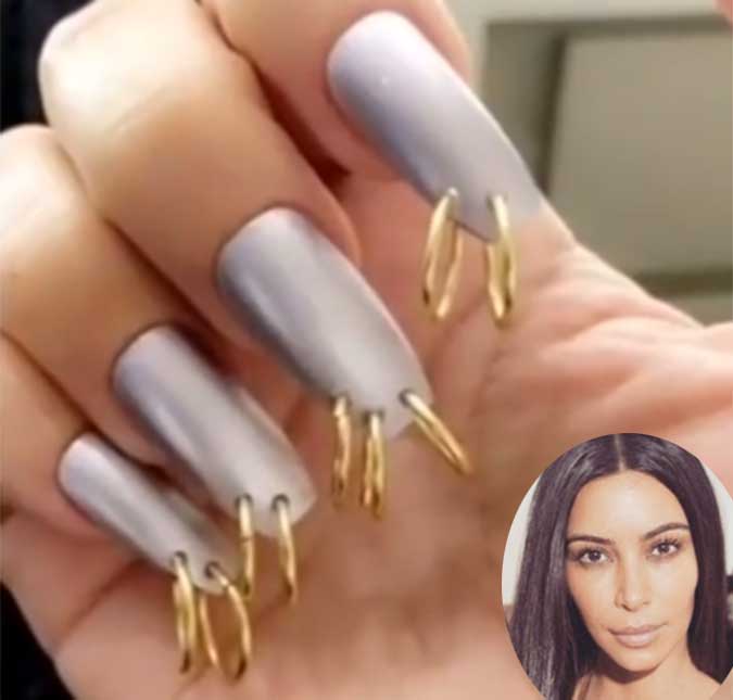 Tendência? Kim Kardashian usa brinco nas unhas