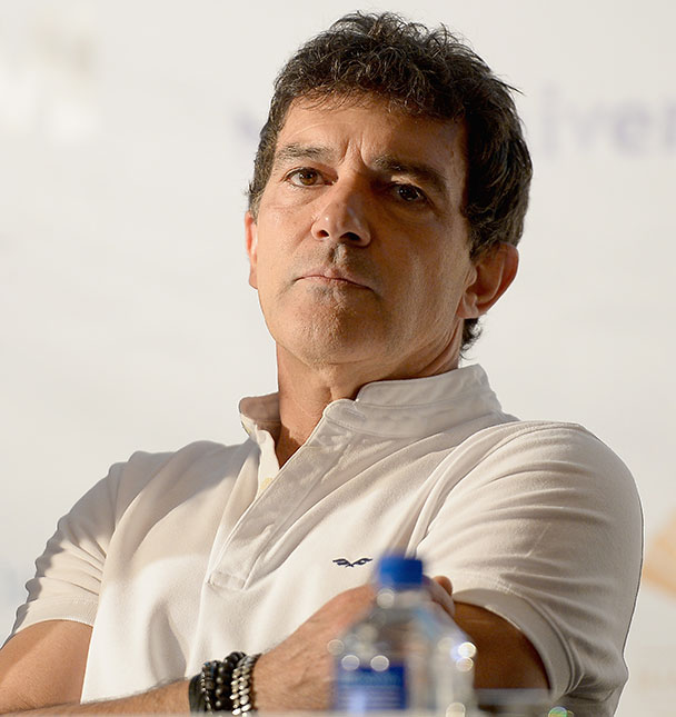 Antonio Banderas é hospitalizado às pressas após dores no peito, saiba mais!