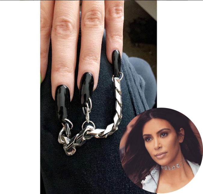 Após mostrar estilo exótico, Kim Kardashian pendura correntes nas unhas, vem ver!